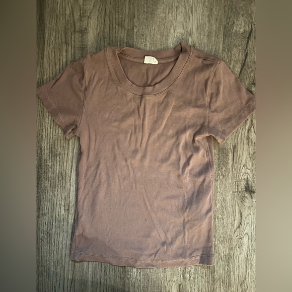 Aritzia free tshirt - Picture 1 of 1